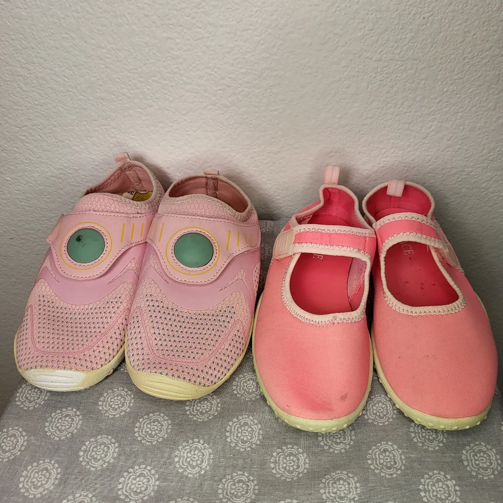 Pair of Water Shoes size Big Girl 2/3